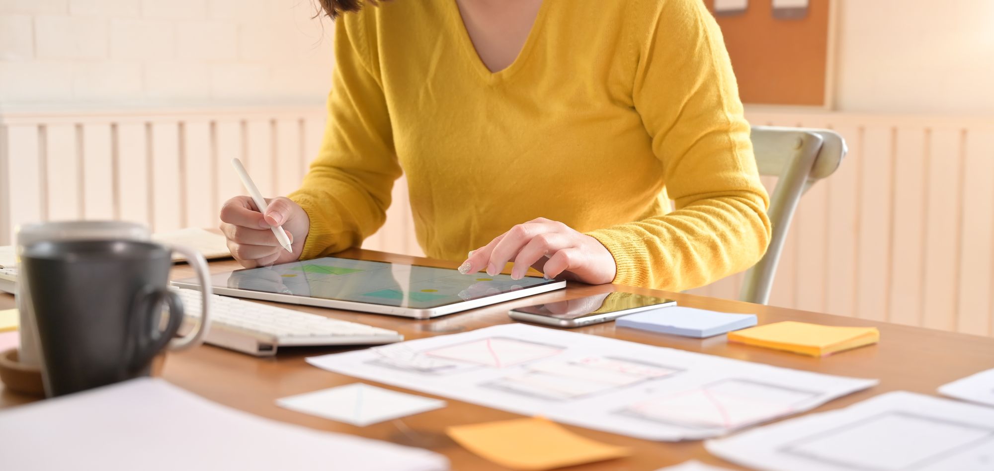 A women copywriting on a tablet with a pen